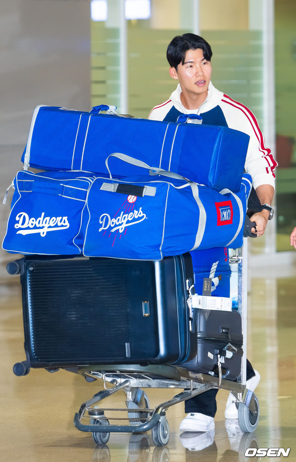 미국프로야구 메이저리그(MLB) LA 다저스의 김혜성이 6일 오후 인천국제공항을 통해 귀국했다.김혜성은 메이저리그 진출 첫 해 우승반지를 거머쥐는 영광을 누렸다. 한국인 메이저리거 야수로는 역대 최초로 월드시리즈 우승반지를 차지한 김혜성은 올해 71경기 출전, 타율 0.280(161타수 45안타), 3홈런 17타점 19득점, 13도루(1실패), 출루율 0.314 장타율 0.385, OPS 0.699의 기록으로 정규시즌을 마무리했다.김혜성이 입국장에서 걸어 나오고 있다. 2025.11.06 /rumi@osen.co.kr