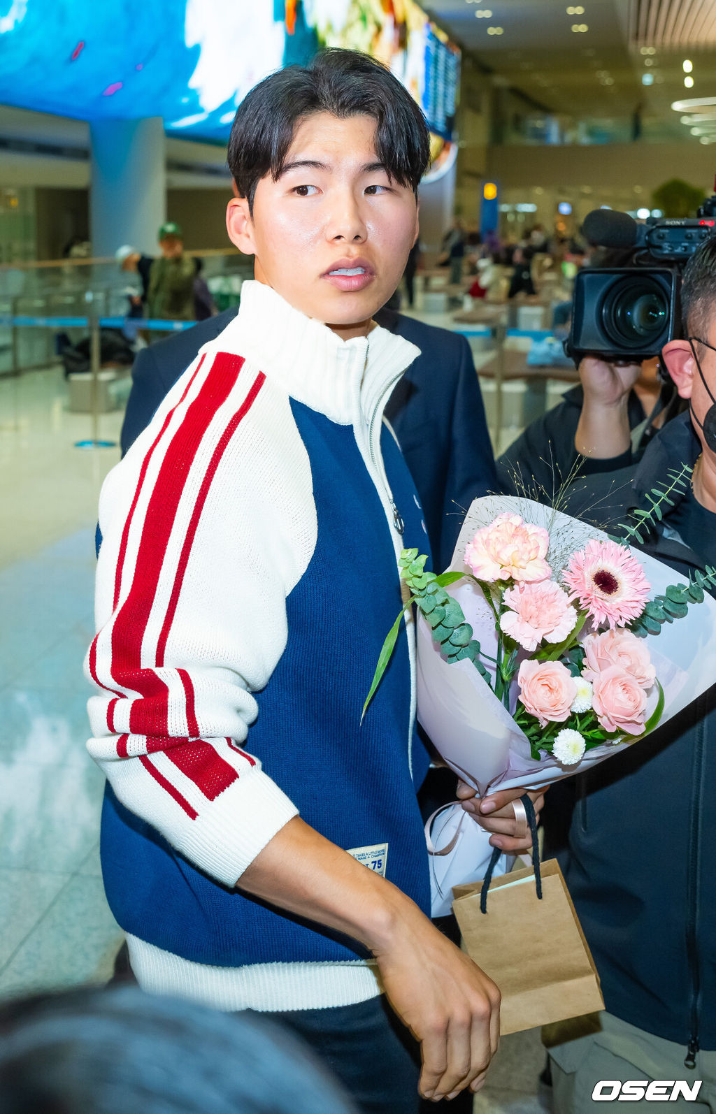 미국프로야구 메이저리그(MLB) LA 다저스의 김혜성이 6일 오후 인천국제공항을 통해 귀국했다.김혜성은 메이저리그 진출 첫 해 우승반지를 거머쥐는 영광을 누렸다. 한국인 메이저리거 야수로는 역대 최초로 월드시리즈 우승반지를 차지한 김혜성은 올해 71경기 출전, 타율 0.280(161타수 45안타), 3홈런 17타점 19득점, 13도루(1실패), 출루율 0.314 장타율 0.385, OPS 0.699의 기록으로 정규시즌을 마무리했다.김혜성이 입국장 앞에서 팬들에게 꽃다발을 받고 있다. 2025.11.06 /rumi@osen.co.kr