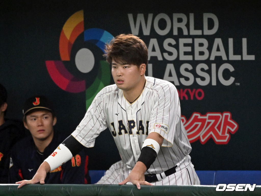 16일 도쿄 도쿄돔에서 2023 WBC(월드베이스볼클래식) 8강전 일본과 이탈리아의 경기가 벌어졌다.WBC에서 저조한 성적을 보이고 있는 무라카미가 더그아웃에서 경기를 지켜보고 있다.2023.03.16/spjj@osen.co.kr