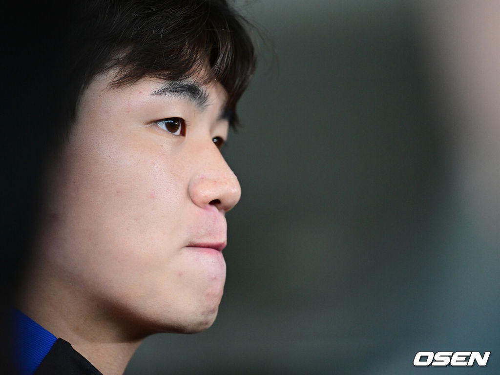 홍명보 감독이 이끄는 대한민국 축구 국가대표팀이 7일 오후 경기도 고양종합운동장 보조경기장에서 오는 10일 브라질과의 평가전을 앞두고 오픈트레이닝을 진행했다.한국 축구대표팀과 브라질은 오는 10일 서울월드컵경기장에서 친선경기를 갖는다.A대표팀 김지수가 취재진과 인터뷰하고 있다. 2025.10.07 / dreamer@osen.co.kr