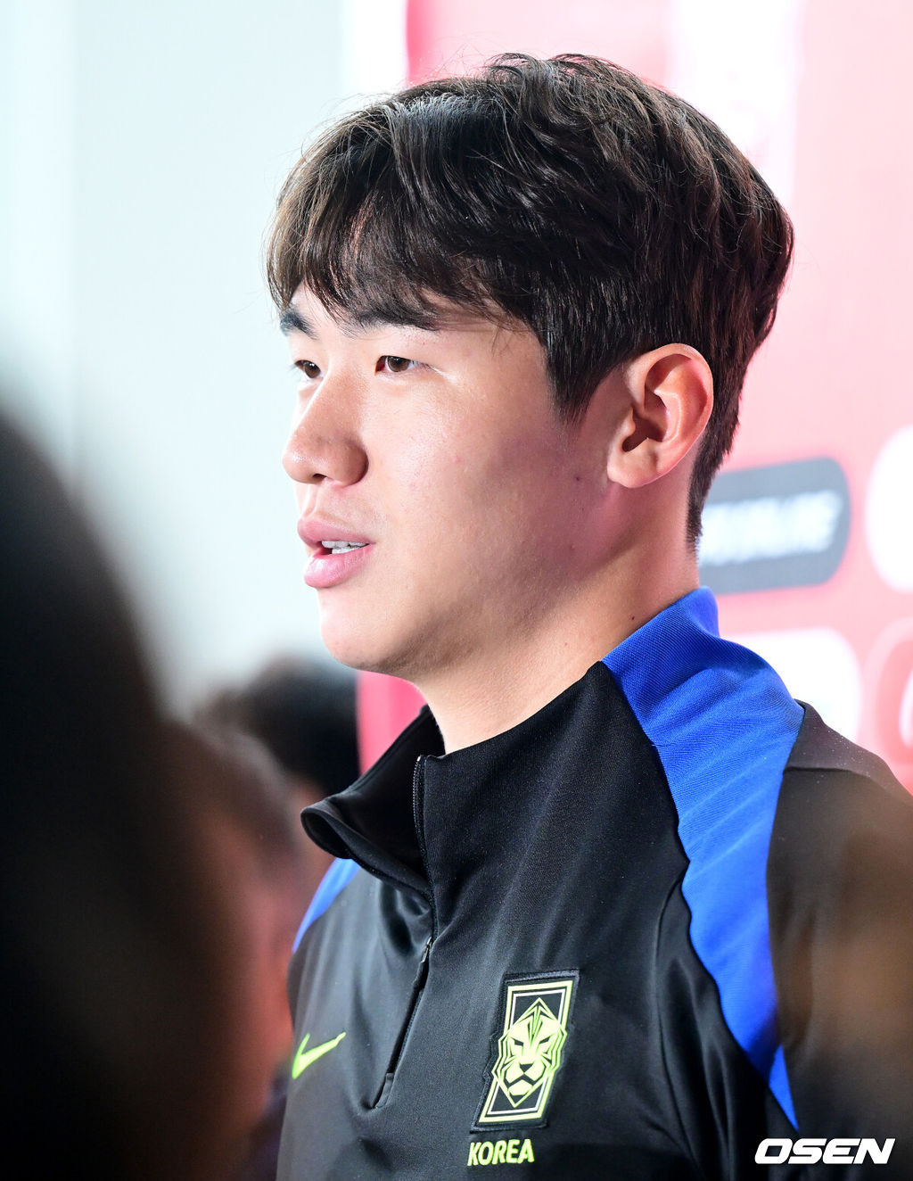 홍명보 감독이 이끄는 대한민국 축구 국가대표팀이 7일 오후 경기도 고양종합운동장 보조경기장에서 오는 10일 브라질과의 평가전을 앞두고 오픈트레이닝을 진행했다.한국 축구대표팀과 브라질은 오는 10일 서울월드컵경기장에서 친선경기를 갖는다.A대표팀 김지수가 취재진과 인터뷰하고 있다. 2025.10.07 / dreamer@osen.co.kr