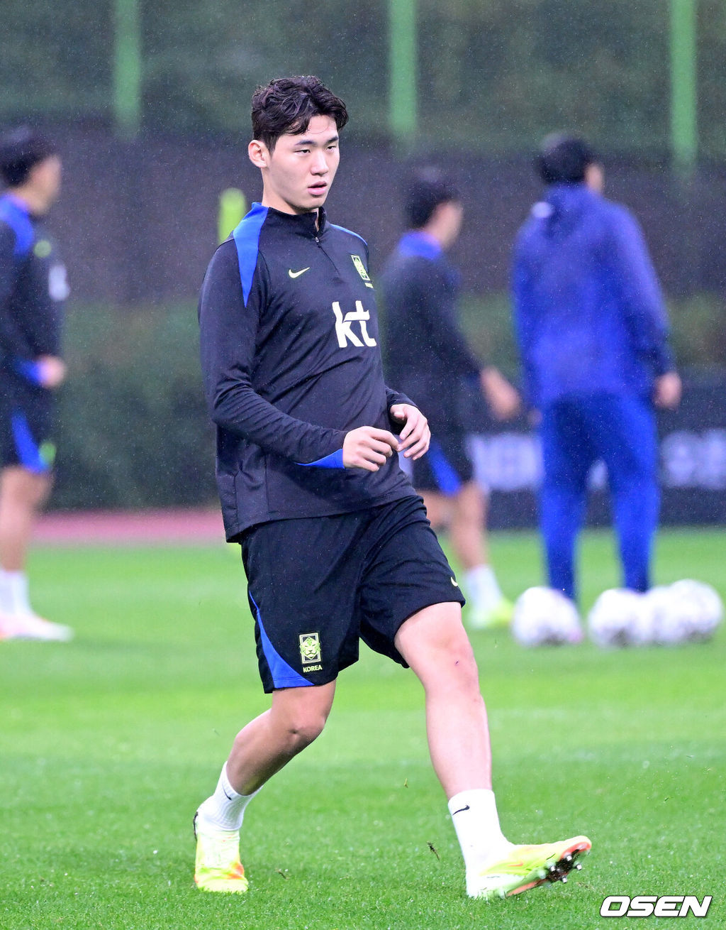 홍명보 감독이 이끄는 대한민국 축구 국가대표팀이 7일 오후 경기도 고양종합운동장 보조경기장에서 오는 10일 브라질과의 평가전을 앞두고 오픈트레이닝을 진행했다.한국 축구대표팀과 브라질은 오는 10일 서울월드컵경기장에서 친선경기를 갖는다.A대표팀 김지수가 훈련을 펼치고 있다. 2025.10.07 / dreamer@osen.co.kr