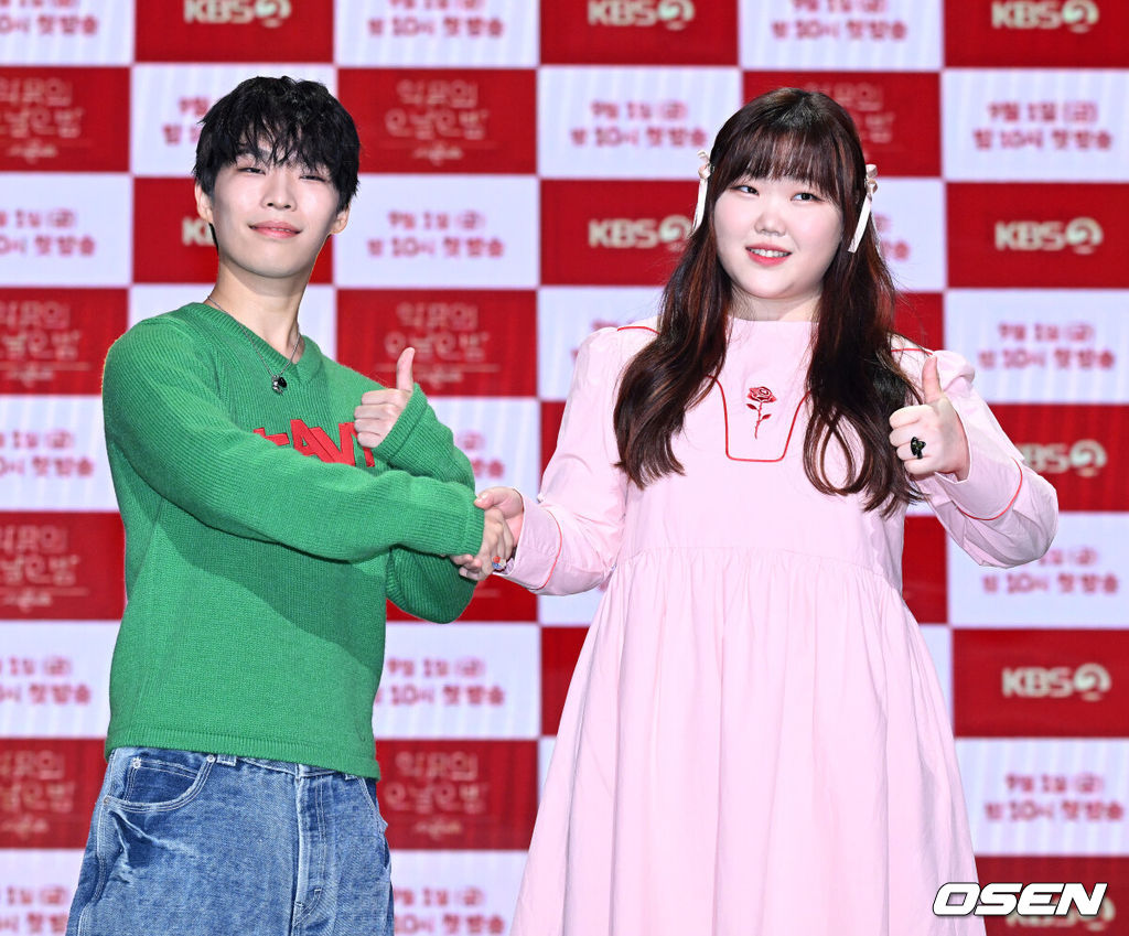 29일 오후 서울 상암동 MBC에서 KBS2 뮤직 토크쇼 ‘더 시즌즈-악뮤의 오날오밤’ 제작발표회가 열렸다.악뮤 이찬혁과 이수현이 포토타임을 가지고 있다. 2023.08.29 /sunday@osen.co.kr