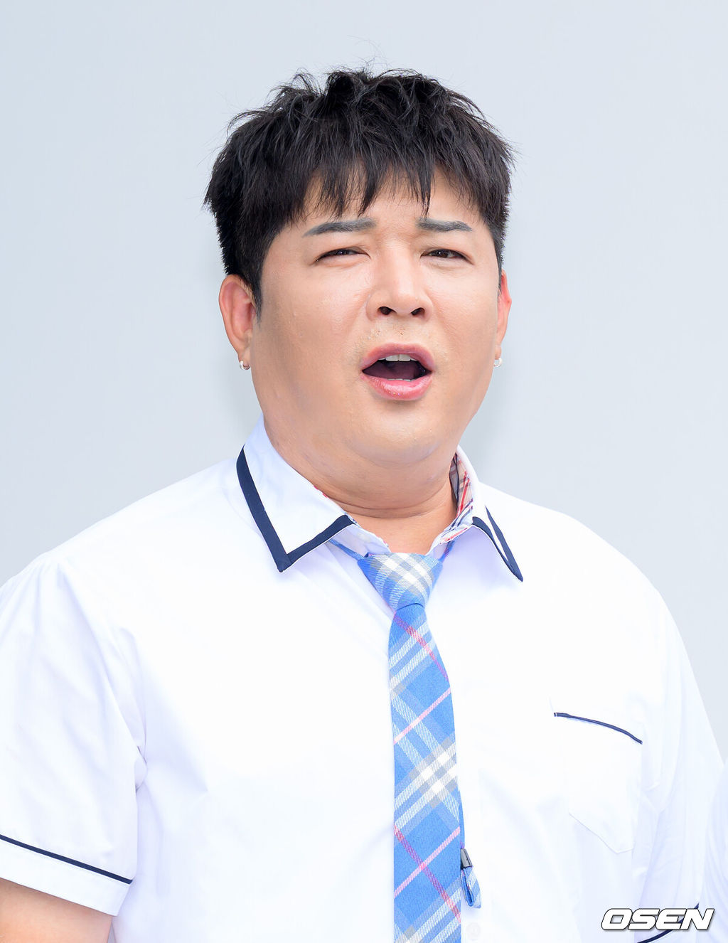 3일 경기 JTBC 스튜디오 일산에서 JTBC 예능프로그램 '아는 형님' 녹화가 진행됐다.이날 데뷔 20주년을 맞은 슈퍼주니어가 3년 만에 JTBC 예능프로그램 '아는 형님'에 출연했다.슈퍼주니어 신동이 포토타임을 가지고 있다. 2025.07.03 /sunday@osen.co.kr