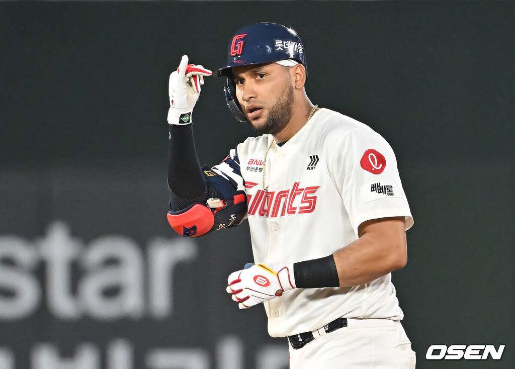 1일 부산 사직야구장에서 2025 신한 SOL 뱅크 KBO 리그 롯데 자이언츠와 LG 트윈스의 경기가 열렸다. 홈팀 롯데는 데이비슨이, 방문팀 LG는 에르난데스가 선발 출전했다.롯데 자이언츠 레이예스가 8회말 2사 2루 1타점 적시 2루타를 치고 세리머니를 하고 있다. 2025.07.01 / foto0307@osen.co.kr