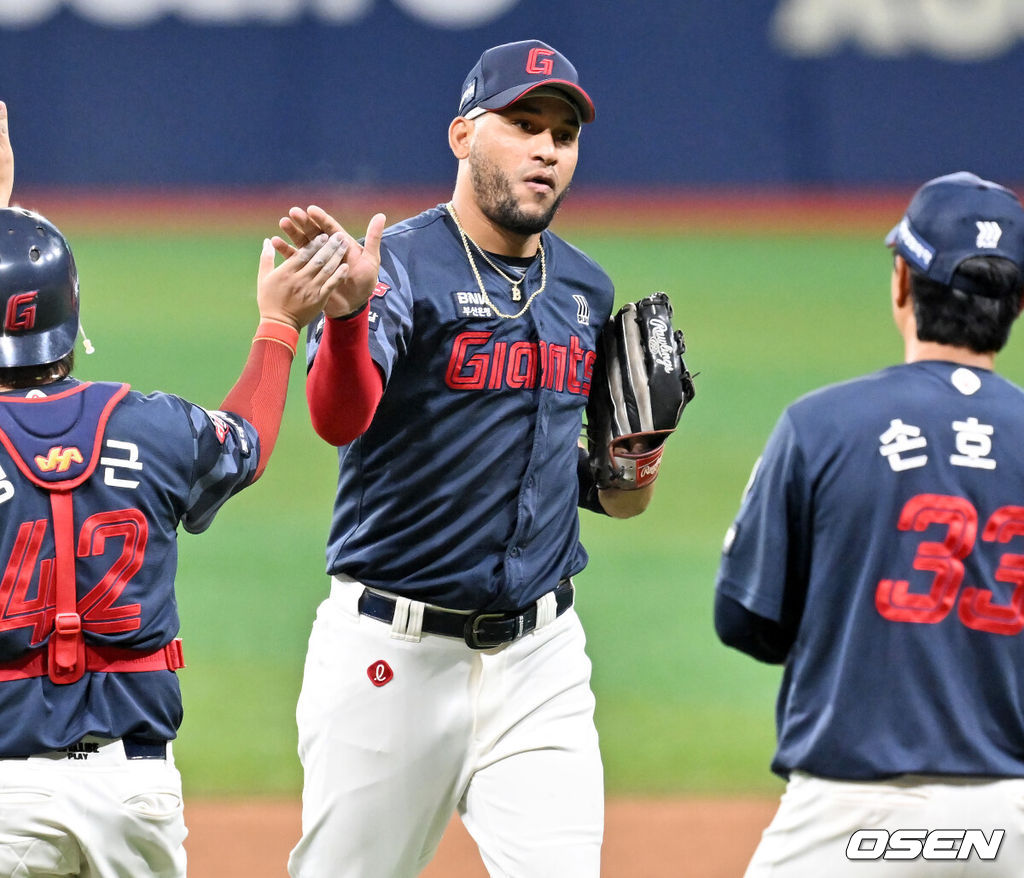 23일 오후 서울 고척스카이돔에서 ‘2025 신한 SOL Bank KBO리그’ 키움 히어로즈와 롯데 자이언츠의 경기가 열렸다.이 경기에서 롯데는 키움에 4-1로 승리했다. 롯데 선발투수 박세웅은 7이닝 동안 95구를 던지며 6피안타 1사구 6탈삼진 1실점으로 호투, 시즌 10승째를 따냈다. 내복사근 부상에서 회복, 이날 1군 엔트리에 복귀한 고승민은 3타수 2안타 1타점으로 활약했다. 레이예스는 4타수 3안타 3타점을 기록했다. 경기를 마치고 롯데 레이예스가 동료들과 하이파이브를 하고 있다. 2025.07.23 / rumi@osen.co.kr