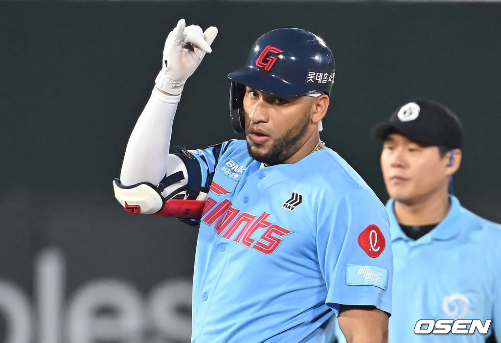 15일 부산 사직야구장에서 2025 신한 SOL 뱅크 KBO 리그 롯데 자이언츠와 삼성 라이온즈의 경기가 열렸다. 홈팀 롯데는 이민석이, 방문팀 삼성은 가라비토가 선발 출전했다.롯데 자이언츠 레이예스가 7회말 2사 1루 우익수 왼쪽 1타점 2루타를 치고 세리머니를 하고 있다. 2025.08.15 / foto0307@osen.co.kr