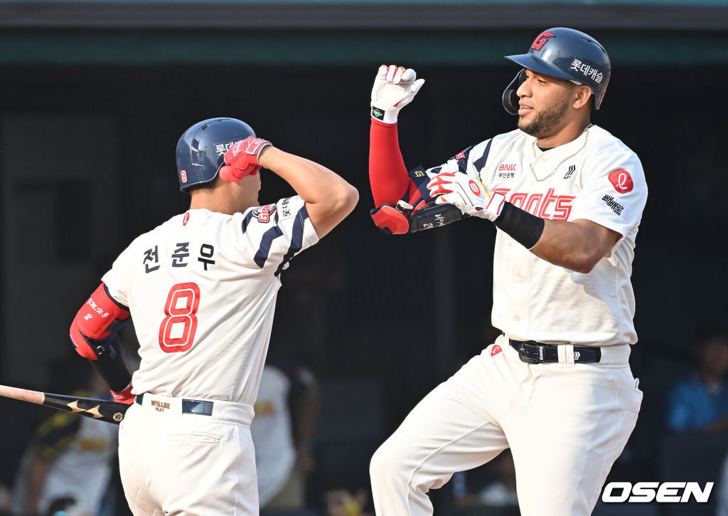 3일 부산 사직야구장에서 2025 신한 SOL 뱅크 KBO 리그 롯데 자이언츠와 키움 히어로즈의 경기가 열렸다. 홈팀 롯데는 감보아가, 방문팀 키움은 김연주가 선발 출전했다.롯데 자이언츠 레이예스가 1회말 무사 2루 우월 2점 홈런을 치고 하이파이브를 하고 있다. 2025.06.03 / foto0307@osen.co.kr