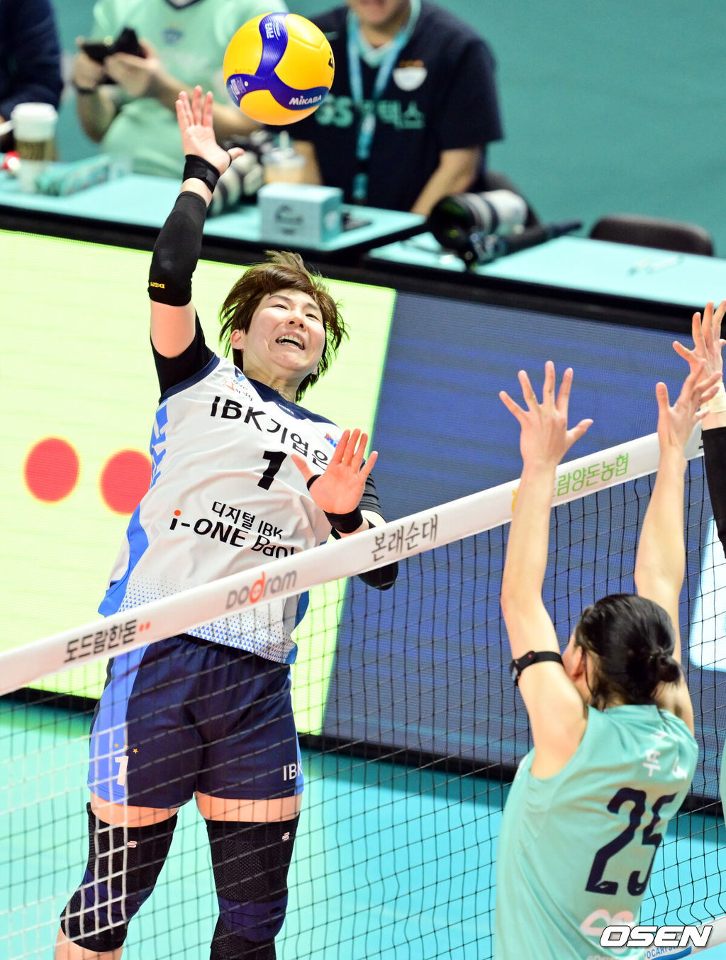 8일 오후 서울 장충체육관에서 ‘도드람 2024-2025 V-리그’ 여자부 GS칼텍스와 IBK기업은행의 경기가 열렸다.홈팀 GS칼텍스는 5승 21패로 리그 최하위를, 어웨이팀 IBK기업은행은 12승 14패로 4위를 기록하고 있다.2세트 IBK기업은행 이소영이 강타를 하고 있다. 2025.02.08 /cej@osen.co.kr
