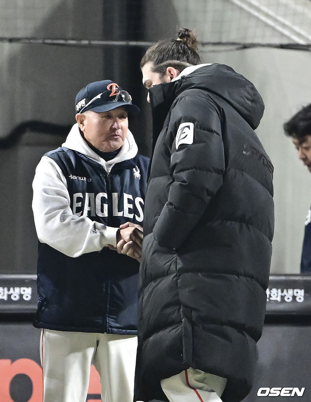 프로야구 한화 이글스가 극적인 역전승으로 반격에 성공했다. 한화는 29일 대전 한화생명볼파크에서 열린 2025 신한 SOL뱅크 KBO 한국시리즈 3차전 LG 트윈스와의 경기에서 7-3 역전승을 거뒀다. 1차전과 2차전을 모두 내준 한화는 이날 승리로 시리즈 전적 1승 2패 추격을 시작했다. 경기종료 후 한화 김경문 감독이 폰세와 악수를 나누고 있다2025.10.29 / soul1014@osen.co.kr