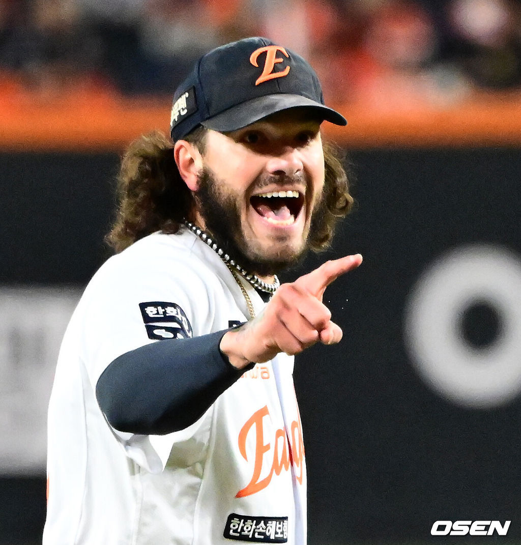 29일 대전시 중구 부사동 대전한화생명볼파크에서 2025 신한 SOL Bank KBO리그 포스트시즌 한국시리즈 3차전 한화 이글스와 LG 트윈스의 경기가 진행됐다.이날 경기에 한화는 폰세를, LG는 손주영을 선발투수로 내세웠다. 1회초 1사에서 한화 폰세가 LG 신민재에게 볼넷을 허용하며 체크 스여부를 체크하고 있다. 2025.10.29 /jpnews@osen.co.kr