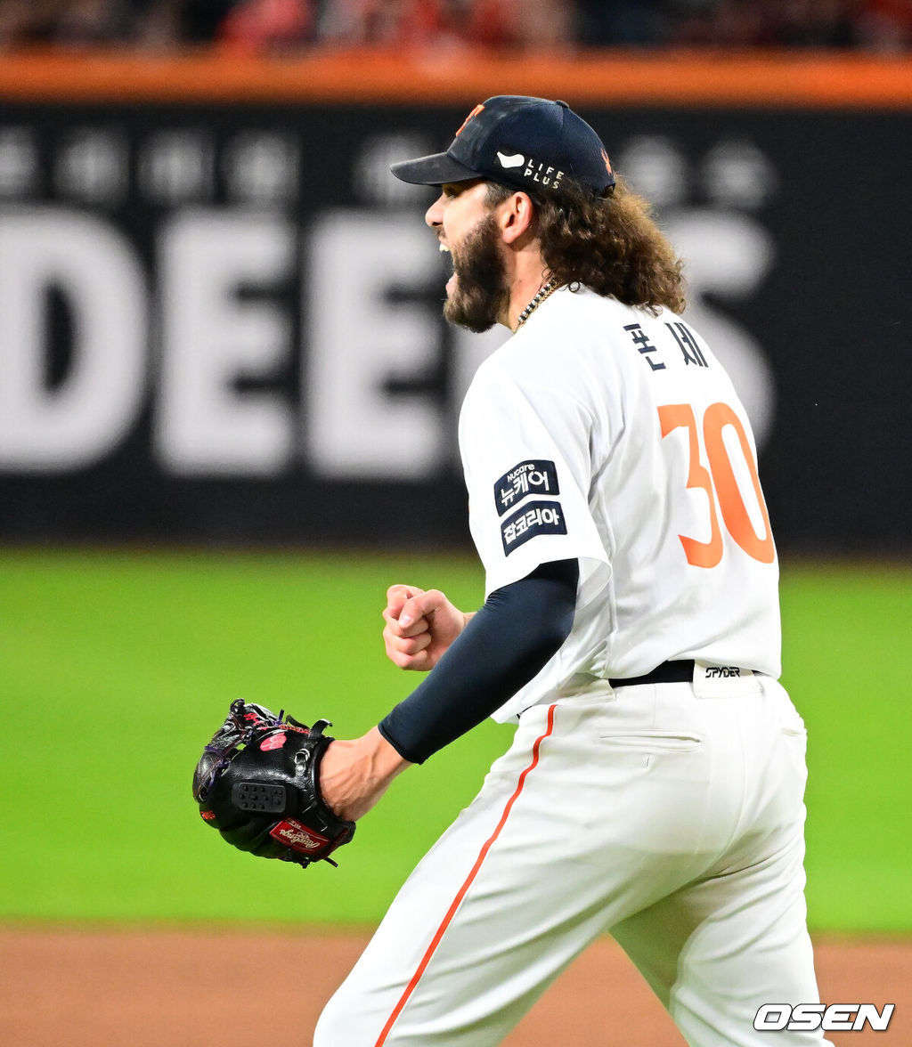 29일 대전시 중구 부사동 대전한화생명볼파크에서 2025 신한 SOL Bank KBO리그 포스트시즌 한국시리즈 3차전 한화 이글스와 LG 트윈스의 경기가 진행됐다.이날 경기에 한화는 폰세를, LG는 손주영을 선발투수로 내세웠다. 1회초 1사 1루에서 한화 폰세가 LG 오스틴을 투수 땅볼 병살로 처리하며 기뻐하고 있다. 2025.10.29 /jpnews@osen.co.kr