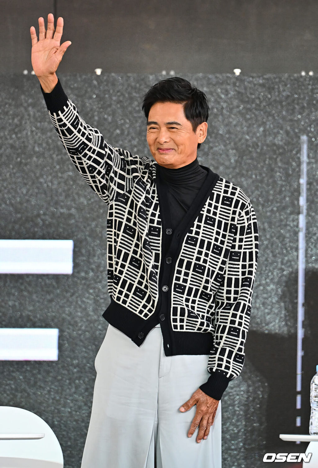 5일 부산 해운대구 센텀시티 영화의 전당 BIFF X GENESIS 야외무대에서 제28회 부산국제영화제 영화 ‘원 모어 찬스’ 오픈토크가 열렸다.배우 주윤발이 팬들에게 인사를 하고 있다. 2023.10.05 / foto0307@osen.co.kr