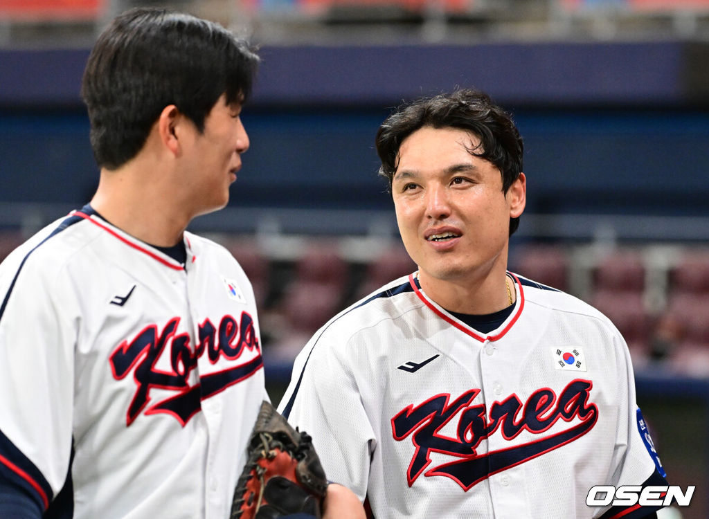 류지현 감독이 이끄는 야구 대표팀이 7일 고척스카이돔에서 훈련을 진행했다.대표팀은 오는 8일과 9일 고척스카이돔에서 열리는 2025 K-베이스볼 시리즈 체코 대표팀과의 2경기를 시작으로 15일과 16일 양일에 걸쳐 도쿄돔에서 일본 대표팀과 2경기를 치른다. 야구 대표팀 조형우, 박동원이 대화를 나누고 있다. 2025.11.07 /cej@osen.co.kr