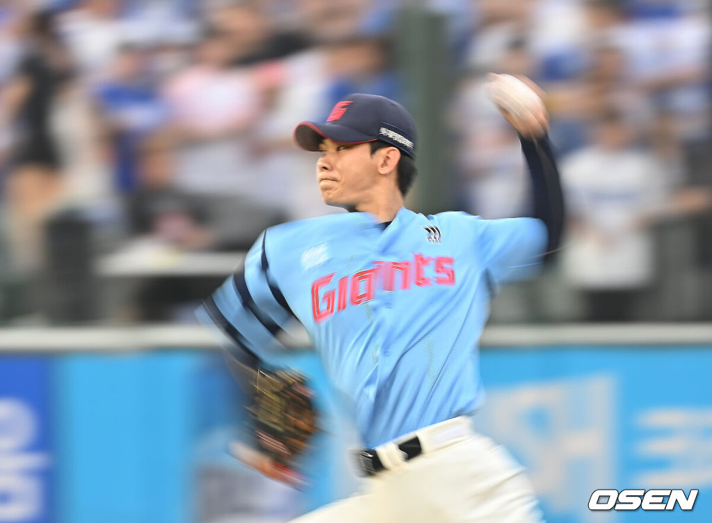 22일 부산 사직야구장에서 2025 신한 SOL 뱅크 KBO 리그 롯데 자이언츠와 삼성 라이온즈의 경기가 열렸다. 홈팀 롯데는 박세웅이, 방문팀 삼성은 원태인이 선발 출전했다.롯데 자이언츠 홍민기가 역투하고 있다. 2025.06.22 / foto0307@osen.co.kr