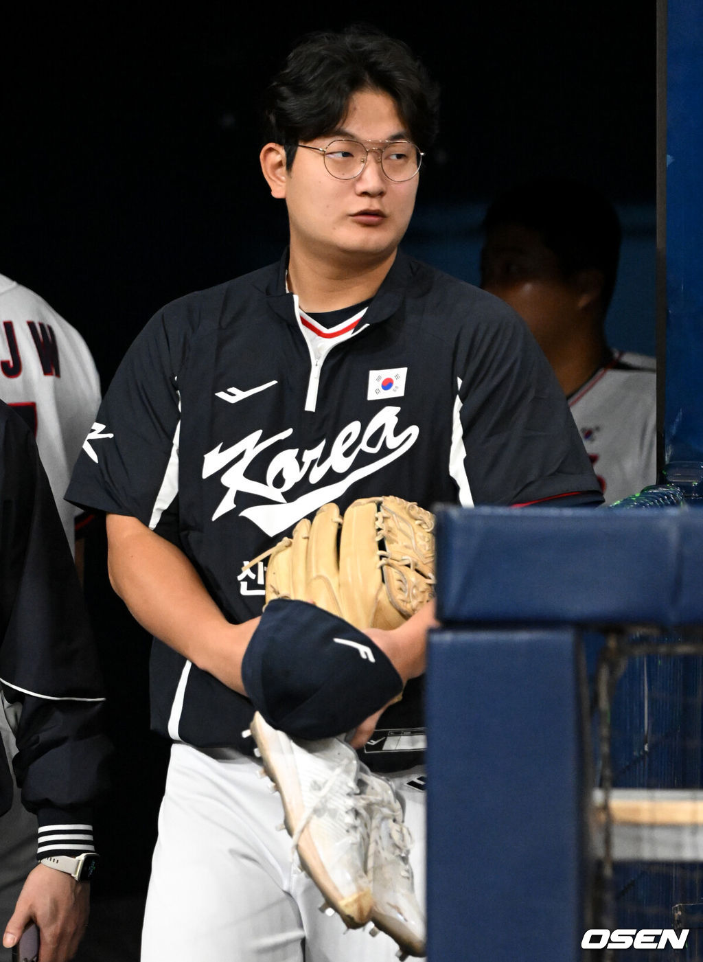 류지현 감독이 이끄는 야구 대표팀이 4일 고척스카이돔에서 훈련을 진행했다.대표팀은 오는 8일과 9일 고척스카이돔에서 열리는 2025 K-베이스볼 시리즈 체코 대표팀과의 2경기를 시작으로 15일과 16일 양일에 걸쳐 도쿄돔에서 일본 대표팀과 2경기를 치른다.  야구대표팀 김서현이 훈련을 위해 그라운드에 들어서고 있다. 2025.11.04 /cej@osen.co.kr