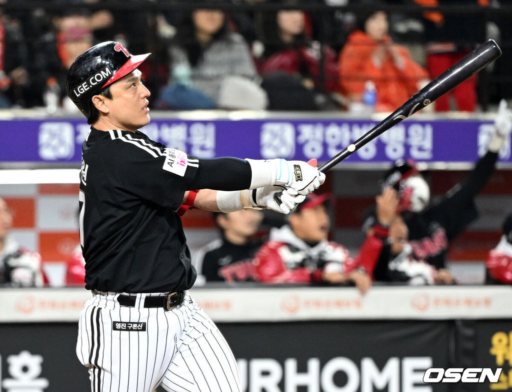 30일 대전 한화생명볼파크에서 2025 신한 SOL Bank KBO리그 포스트시즌 한국시리즈 4차전 한화 이글스와 LG 트윈스의 경기가 열렸다.이날 경기에 한화는 와이스를, LG는 치리노스를 선발투수로 내세웠다. 9회초 무사 1루에서 LG 박동원이 중월 투런 홈런을 치고 있다. 2025.10.30 /sunday@osen.co.kr