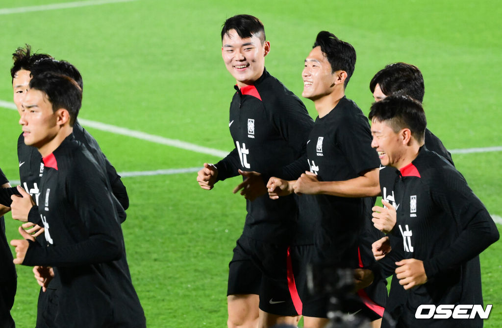  파울루 벤투 감독이 이끄는 대한민국 축구 국가대표팀이 14일(현지시간) 카타르 도하 엘에글라 훈련장에서 첫 훈련을 시작했다.대체 예비 선수로 발탁된 오현규가 미소 지으며 러닝훈련을 하고 있다. 2022.11.14 /  soul1014@osen.co.kr