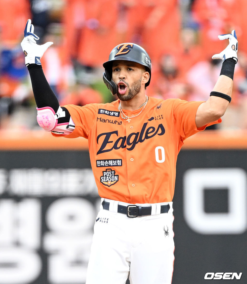 6회말 무사 2루에서 한화 리베라토가 우전 안타를 치고 환호하고 있다. 2025.10.18 /sunday@osen.co.kr