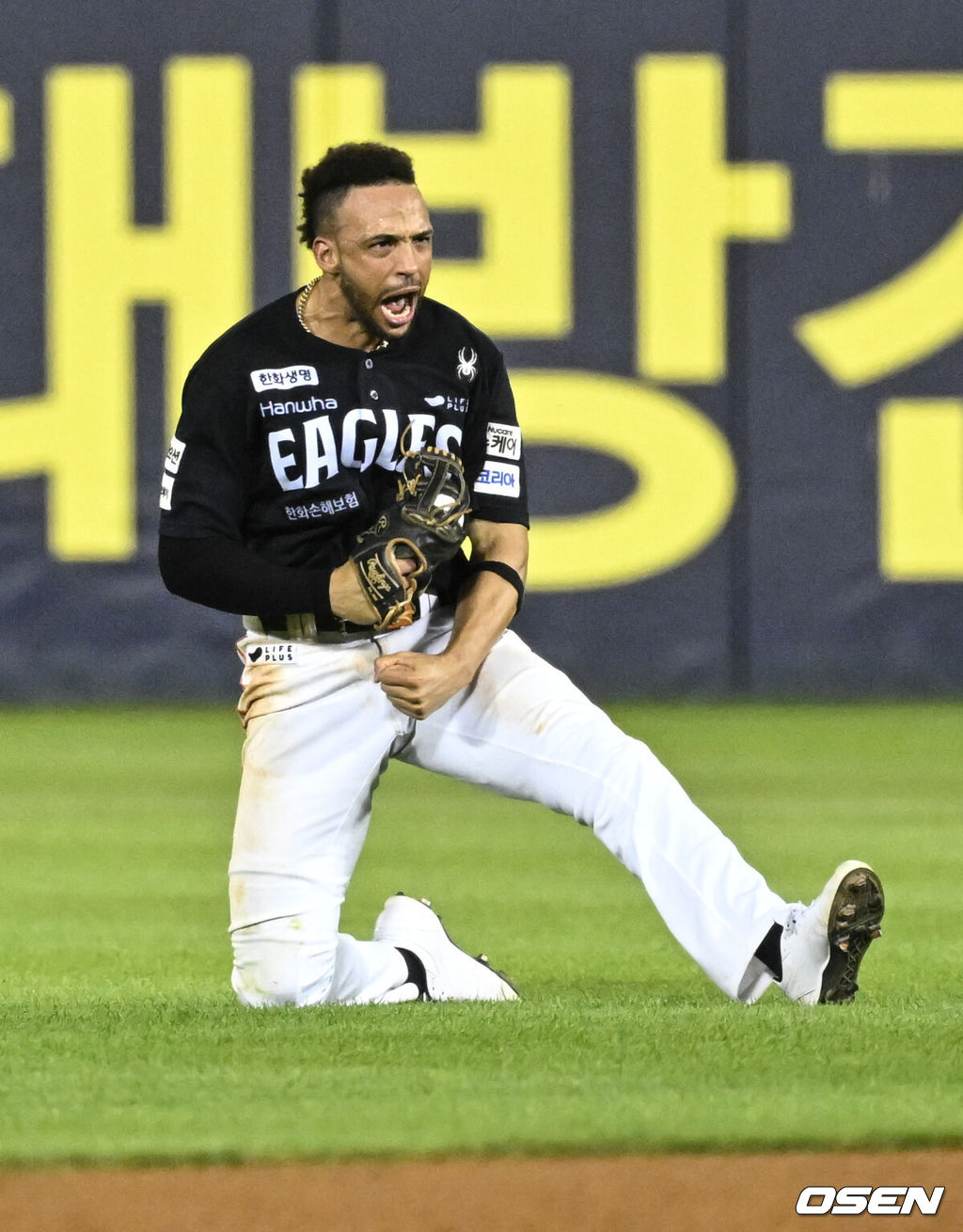 연장 11회말 한화 중견수 리베라토가 두산 선두타자 박준순의 잘 맞은 타구에 호수비를 하고 있다. 2025.07.24 /cej@osen.co.kr