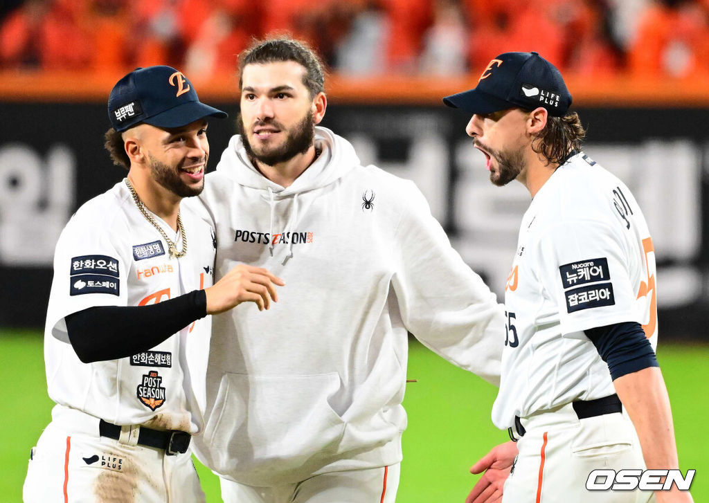 한국시리즈 진출 확정 후 한화 리베라토, 폰세, 와이스가 기뻐하고 있다. 2025.10.24 /jpnews@osen.co.kr
