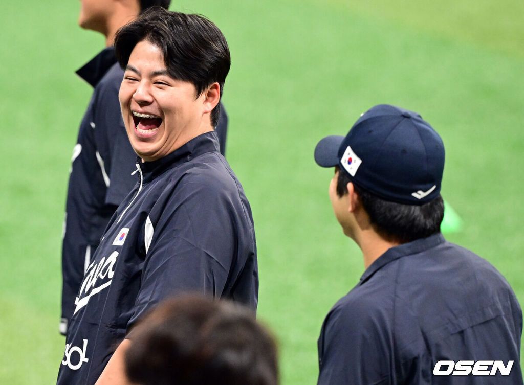 류지현 감독이 이끄는 야구 대표팀이 7일 고척스카이돔에서 훈련을 진행했다.대표팀은 오는 8일과 9일 고척스카이돔에서 열리는 2025 K-베이스볼 시리즈 체코 대표팀과의 2경기를 시작으로 15일과 16일 양일에 걸쳐 도쿄돔에서 일본 대표팀과 2경기를 치른다. 야구 대표팀 노시환이 문현빈과 대화 중 웃고 있다. 2025.11.07 /cej@osen.co.kr
