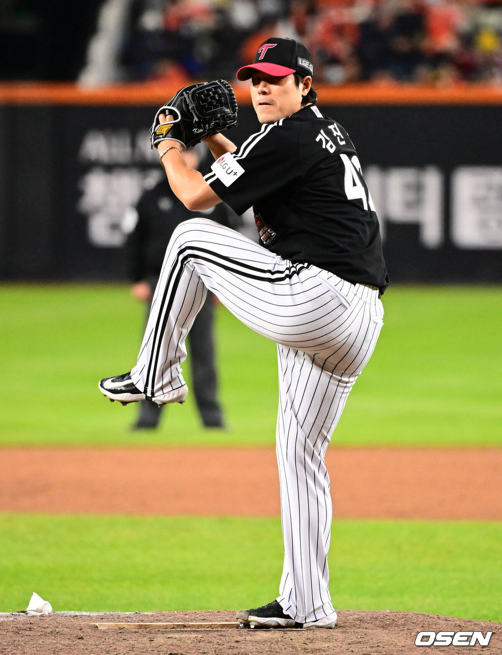 31일 대전 한화생명볼파크에서 2025 신한 SOL Bank KBO리그 포스트시즌 한국시리즈 5차전 한화 이글스와 LG 트윈스의 경기가 열렸다.이날 경기에 한화는 문동주를, LG는 톨허스트를 선발투수로 내세웠다. 8회말 LG 김진성이 역투하고 있다. 2025.10.31 /jpnews@osen.co.kr