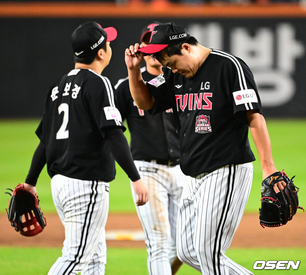 30일 대전 한화생명볼파크에서 2025 신한 SOL Bank KBO리그 포스트시즌 한국시리즈 4차전 한화 이글스와 LG 트윈스의 경기가 열렸다.이날 경기에 한화는 와이스를, LG는 치리노스를 선발투수로 내세웠다. 7회말 2사 2,3루에서 LG 장현식이 한화 문현빈에 2타점 중전 적시타를 허용하며 교체되고 있다. 2025.10.30 / jpnews@osen.co.kr