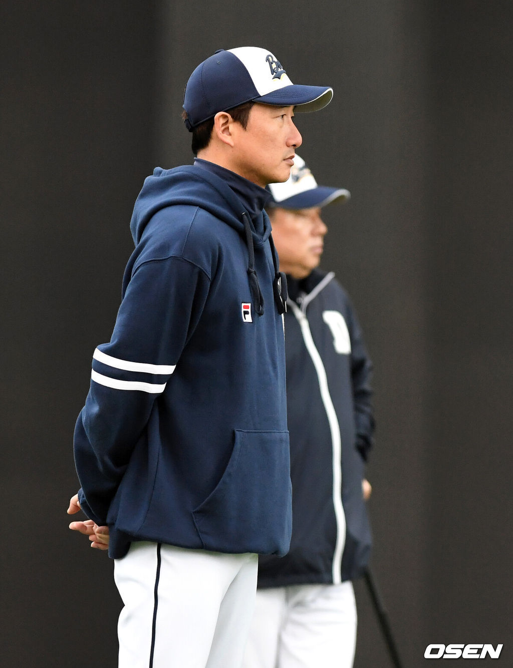 두산 베어스가 15일 경기 이천 두산베어스파크에서 스프링캠프를 열고 훈련을 진행했다.두산 정재훈 코치가 훈련 중인 선수들을 바라보고 있다. /sunday@osen.co.kr