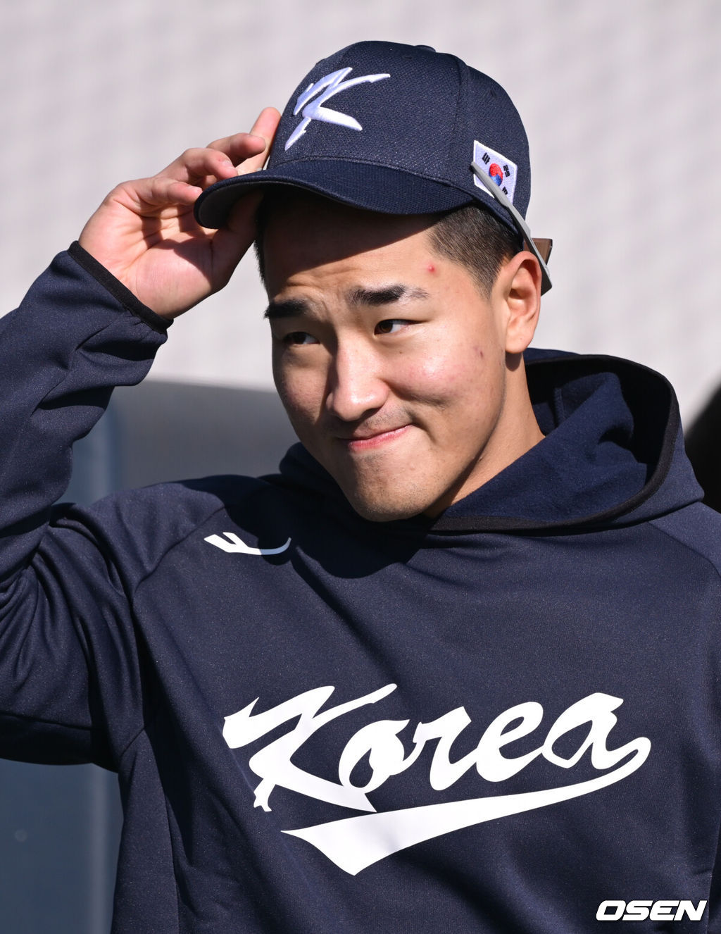 류지현 감독이 이끄는 야구 대표팀이 3일 고양국가대표야구훈련장에서 훈련을 진행했다.대표팀은 4일부터 서울 고척스카이돔으로 장소를 옮겨 12일 출국 전까지 훈련한다. 2025 NAVER K-BASEBALL SERIES는 오는 8일과 9일 고척스카이돔에서 열리는 체코 대표팀과의 2경기로 시작되며 15일과 16일 양일에 걸쳐 도쿄돔에서 일본 대표팀과의 2경기가 예정되어 있다. 야구 대표팀 안현민이 훈련을 위해 그라운드에 들어서고 있다. 2025.11.03 /cej@osen.co.kr