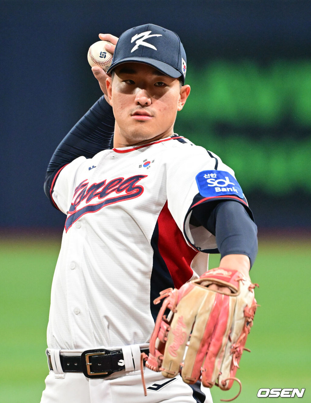 류지현 감독이 이끄는 야구 대표팀이 7일 고척스카이돔에서 훈련을 진행했다.대표팀은 오는 8일과 9일 고척스카이돔에서 열리는 2025 K-베이스볼 시리즈 체코 대표팀과의 2경기를 시작으로 15일과 16일 양일에 걸쳐 도쿄돔에서 일본 대표팀과 2경기를 치른다. 야구 대표팀 안현민이 캐치볼을 하고 있다. 2025.11.07 /cej@osen.co.kr