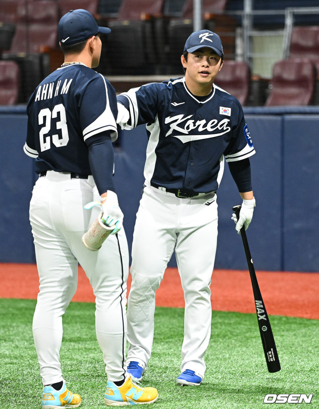 류지현 감독이 이끄는 야구 대표팀이 5일 고척스카이돔에서 훈련을 진행했다.대표팀은 오는 8일과 9일 고척스카이돔에서 열리는 2025 K-베이스볼 시리즈 체코 대표팀과의 2경기를 시작으로 15일과 16일 양일에 걸쳐 도쿄돔에서 일본 대표팀과 2경기를 치른다. 야구대표팀 문현빈이 훈련 중 박해민과 대화를 하고 있다. 2025.11.05 /cej@osen.co.kr