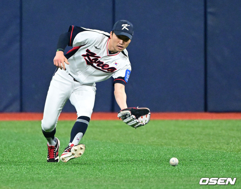 류지현 감독이 이끄는 야구 대표팀이 7일 고척스카이돔에서 훈련을 진행했다.대표팀은 오는 8일과 9일 고척스카이돔에서 열리는 2025 K-베이스볼 시리즈 체코 대표팀과의 2경기를 시작으로 15일과 16일 양일에 걸쳐 도쿄돔에서 일본 대표팀과 2경기를 치른다. 야구 대표팀 박해민이 훈련을 하고 있다. 2025.11.07 /cej@osen.co.kr