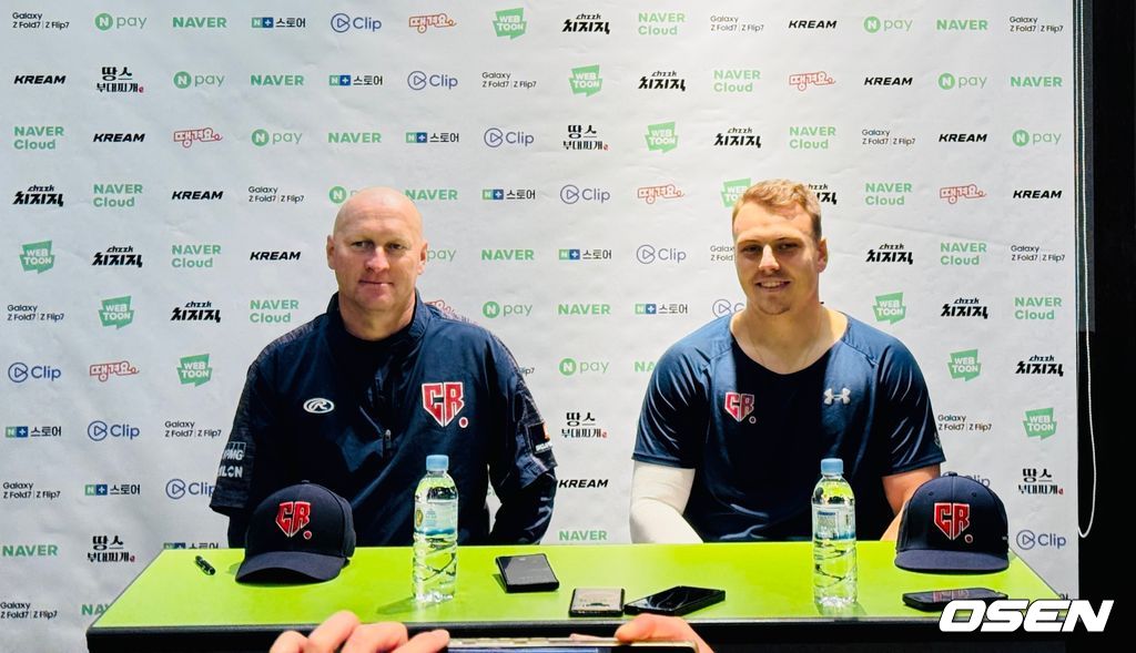 체코 야구 대표팀 파벨 하딤 감독과 주장 마르틴 무지크. /OSEN DB