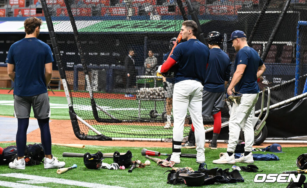 체코 야구 대표팀이 7일 고척스카이돔에서 훈련을 진행했다.한국 야구 대표팀은 오는 8일과 9일 고척스카이돔에서 열리는 2025 K-베이스볼 시리즈 체코 대표팀과의 2경기를 시작으로 15일과 16일 양일에 걸쳐 도쿄돔에서 일본 대표팀과 2경기를 치른다. 한국과의 평가전을 하루 앞둔 체코 야구 대표팀이 훈련을 하고 있다. 2025.11.07 /cej@osen.co.kr