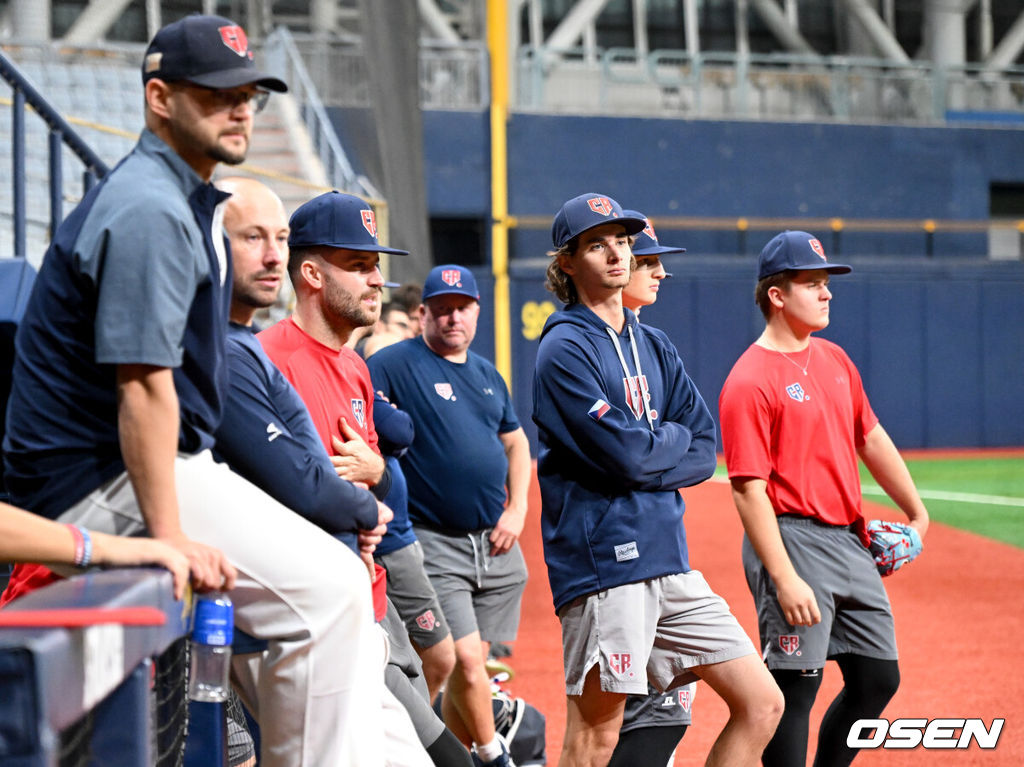 체코 야구 대표팀이 7일 고척스카이돔에서 훈련을 진행했다.한국 야구 대표팀은 오는 8일과 9일 고척스카이돔에서 열리는 2025 K-베이스볼 시리즈 체코 대표팀과의 2경기를 시작으로 15일과 16일 양일에 걸쳐 도쿄돔에서 일본 대표팀과 2경기를 치른다. 한국과의 평가전을 하루 앞둔 체코 야구 대표팀이 훈련을 하고 있다. 2025.11.07 /cej@osen.co.kr