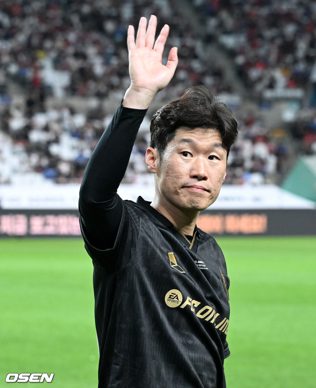 14일 오후 서울월드컵경기장에서 '2025 아이콘매치: 창의 귀환, 반격의 시작’ 경기가 열렸다.2025 아이콘매치는 넥슨 축구 게임 ‘FC 온라인’과 ‘FC 모바일’의 전설적 은퇴 선수들이 한국 경기장에서 펼치는 특별 경기다. 올해는 베일, 제라드, 카시야스가 새롭게 합류하고 아르센 벵거와 라파엘 베니테스 감독이 지략 대결을 펼친다.경기에 앞서 박지성이 관중석을 향해 인사를 하고 있다. 2025.09.14 /sunday@osen.co.kr