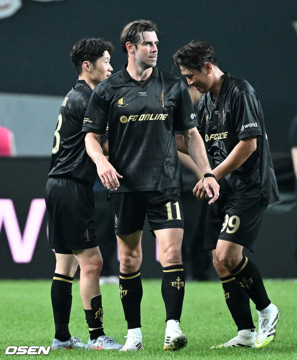 이번에도 방패가 창을 부러뜨렸다. 2025년에도 아이콘 매치의 승자는 실드 유나이티드(수비수팀)가 됐다.실드 유나이티드는 14일 오후 7시 30분 서울월드컵기장에서 열린 '2025 아이콘 매치: 창의 귀환, 반격의 시작'에서 맞붙고 있다.'FC 스피어(공격수팀)'에 2-1 역전승을 거뒀다. 지난해 4-1 승리에 이어 이번에도 승자가 됐다.경기 종료 후 스피어 박지성이 구자철과 인사를 나누고 있다. 2025.09.14 /sunday@osen.co.kr