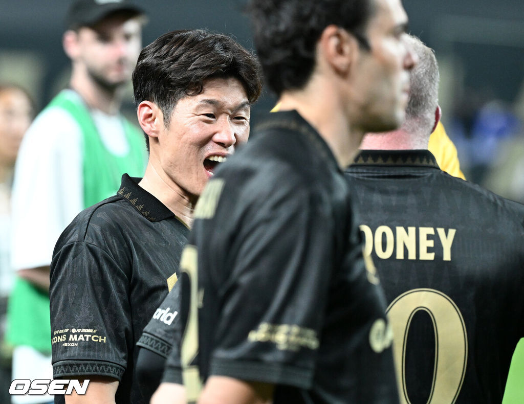 이번에도 방패가 창을 부러뜨렸다. 2025년에도 아이콘 매치의 승자는 실드 유나이티드(수비수팀)가 됐다.실드 유나이티드는 14일 오후 7시 30분 서울월드컵기장에서 열린 '2025 아이콘 매치: 창의 귀환, 반격의 시작'에서 맞붙고 있다.'FC 스피어(공격수팀)'에 2-1 역전승을 거뒀다. 지난해 4-1 승리에 이어 이번에도 승자가 됐다.경기 종료 후 박지성이 루니와 이야기를 나누고 있다. 2025.09.14 /sunday@osen.co.kr