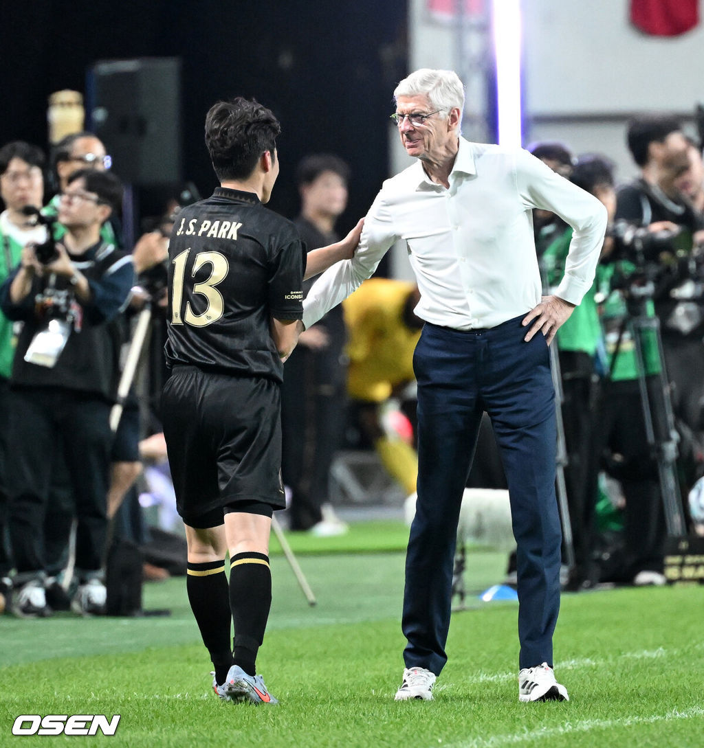 14일 오후 서울월드컵경기장에서 '2025 아이콘매치: 창의 귀환, 반격의 시작’ 경기가 열렸다.2025 아이콘매치는 넥슨 축구 게임 ‘FC 온라인’과 ‘FC 모바일’의 전설적 은퇴 선수들이 한국 경기장에서 펼치는 특별 경기다. 올해는 베일, 제라드, 카시야스가 새롭게 합류하고 아르센 벵거와 라파엘 베니테스 감독이 지략 대결을 펼친다.후반 스피어 박지성이 교체되어 나가며 벵거 감독과 인사를 나누고 있다. 2025.09.14 /sunday@osen.co.kr