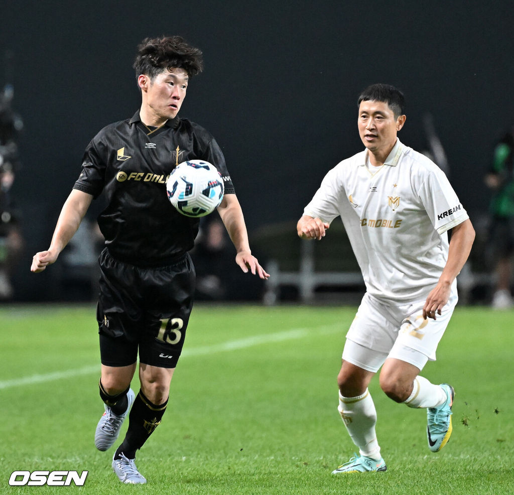 14일 오후 서울월드컵경기장에서 '2025 아이콘매치: 창의 귀환, 반격의 시작’ 경기가 열렸다.2025 아이콘매치는 넥슨 축구 게임 ‘FC 온라인’과 ‘FC 모바일’의 전설적 은퇴 선수들이 한국 경기장에서 펼치는 특별 경기다. 올해는 베일, 제라드, 카시야스가 새롭게 합류하고 아르센 벵거와 라파엘 베니테스 감독이 지략 대결을 펼친다.후반 스피어 박지성과 실드 이영표가 볼다툼을 하고 있다. 2025.09.14 /sunday@osen.co.kr