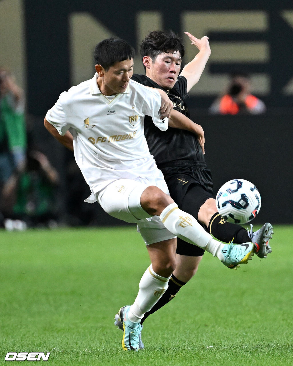 14일 오후 서울월드컵경기장에서 '2025 아이콘매치: 창의 귀환, 반격의 시작’ 경기가 열렸다.2025 아이콘매치는 넥슨 축구 게임 ‘FC 온라인’과 ‘FC 모바일’의 전설적 은퇴 선수들이 한국 경기장에서 펼치는 특별 경기다. 올해는 베일, 제라드, 카시야스가 새롭게 합류하고 아르센 벵거와 라파엘 베니테스 감독이 지략 대결을 펼친다.전반 스피어 박지성과 실드 이영표가 볼다툼을 하고 있다. 2025.09.14 /sunday@osen.co.kr