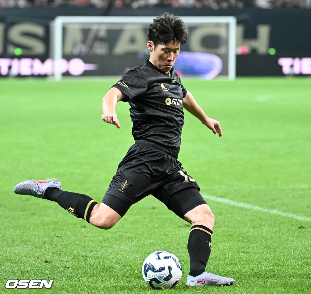 14일 오후 서울월드컵경기장에서 '2025 아이콘매치: 창의 귀환, 반격의 시작’ 경기가 열렸다.2025 아이콘매치는 넥슨 축구 게임 ‘FC 온라인’과 ‘FC 모바일’의 전설적 은퇴 선수들이 한국 경기장에서 펼치는 특별 경기다. 올해는 베일, 제라드, 카시야스가 새롭게 합류하고 아르센 벵거와 라파엘 베니테스 감독이 지략 대결을 펼친다.전반 스피어 박지성이 패스를 하고 있다. 2025.09.14 /sunday@osen.co.kr