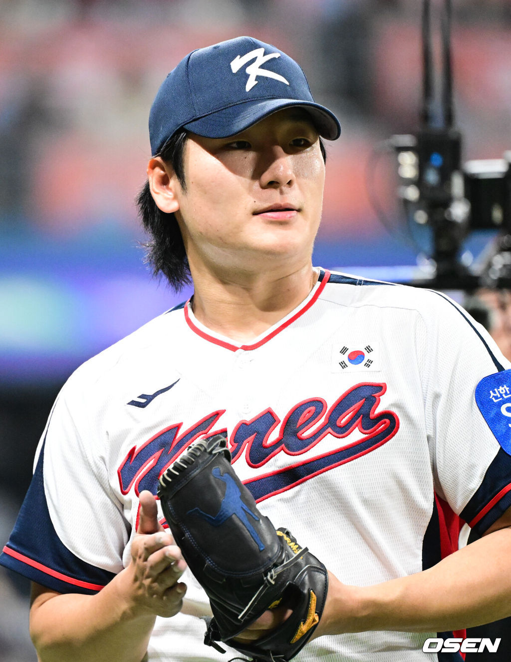 8일 서울 구로구 고척스카이돔에서 ‘2025 NAVER K-BASEBALL SERIES’ 대한민국 야구 대표팀과 체코 야구 대표팀의 경기가 열렸다.한국은 8일과 9일 2025 K-베이스볼 시리즈 체코 대표팀과의 2경기를 시작으로 15일과 16일 양일에 걸쳐 도쿄돔에서 일본 대표팀과 2경기를 치른다. 1회초 이닝을 마친 한국 곽빈이 야수진을 향해 박수를 보내고 있다. 2025.11.08 /cej@osen.co.kr
