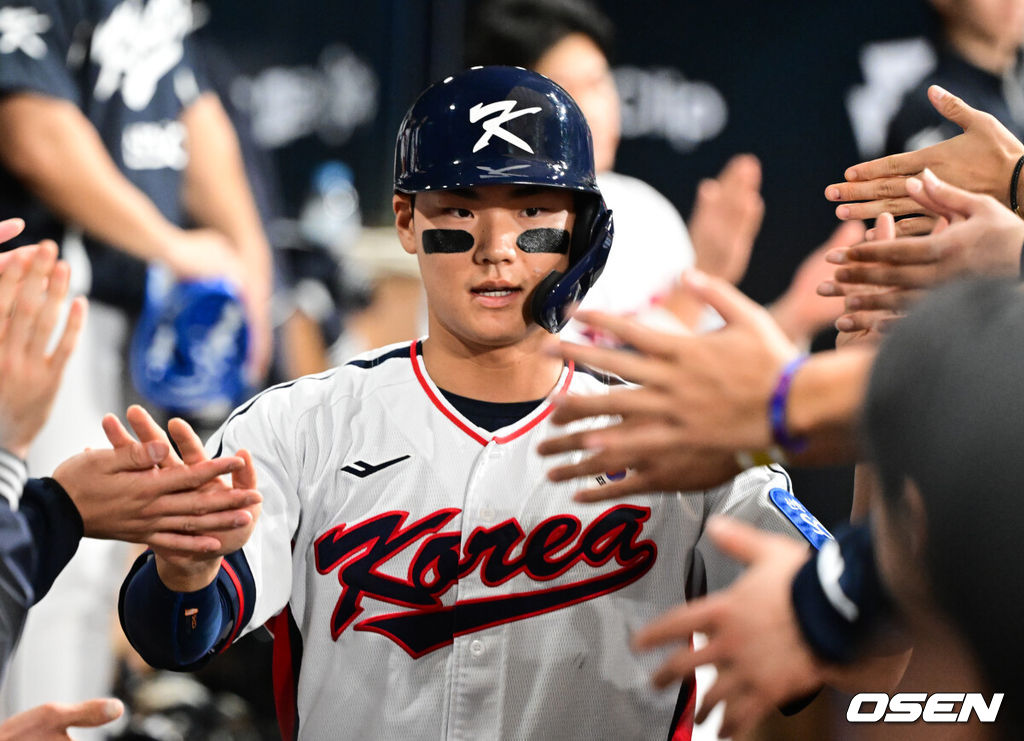 8일 서울 구로구 고척스카이돔에서 ‘2025 NAVER K-BASEBALL SERIES’ 대한민국 야구 대표팀과 체코 야구 대표팀의 경기가 열렸다.한국은 8일과 9일 2025 K-베이스볼 시리즈 체코 대표팀과의 2경기를 시작으로 15일과 16일 양일에 걸쳐 도쿄돔에서 일본 대표팀과 2경기를 치른다. 1회말 1사 3루 한국 송성문의 선제 적시타에 득점을 올린 김주원이 환영을 받고 있다. 2025.11.08 /cej@osen.co.kr