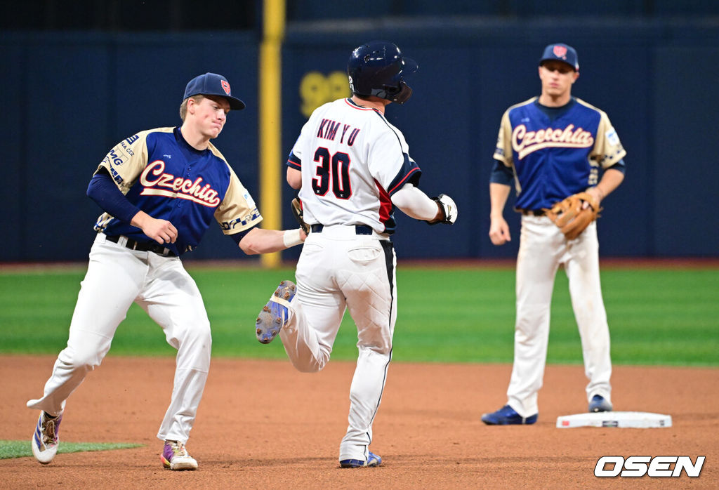 8일 서울 구로구 고척스카이돔에서 ‘2025 NAVER K-BASEBALL SERIES’ 대한민국 야구 대표팀과 체코 야구 대표팀의 경기가 열렸다.한국은 8일과 9일 2025 K-베이스볼 시리즈 체코 대표팀과의 2경기를 시작으로 15일과 16일 양일에 걸쳐 도쿄돔에서 일본 대표팀과 2경기를 치른다. 6회말 1사 1루에서 한국 김영웅이 체코 투수의 보크로 2루를 밟고 있다. 2025.11.08 /cej@osen.co.kr