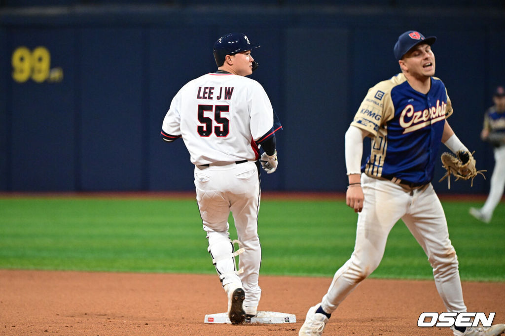 8일 서울 구로구 고척스카이돔에서 ‘2025 NAVER K-BASEBALL SERIES’ 대한민국 야구 대표팀과 체코 야구 대표팀의 경기가 열렸다.한국은 8일과 9일 2025 K-베이스볼 시리즈 체코 대표팀과의 2경기를 시작으로 15일과 16일 양일에 걸쳐 도쿄돔에서 일본 대표팀과 2경기를 치른다. 8회말 2사 1,2루에서 한국 이재원이 1타점 2루타를 날린 뒤 런다운에 걸려 태그아웃 당했다. 2루 베이스를 밟은 뒤 공을 확인 중인 이재원. 2025.11.08 /cej@osen.co.kr