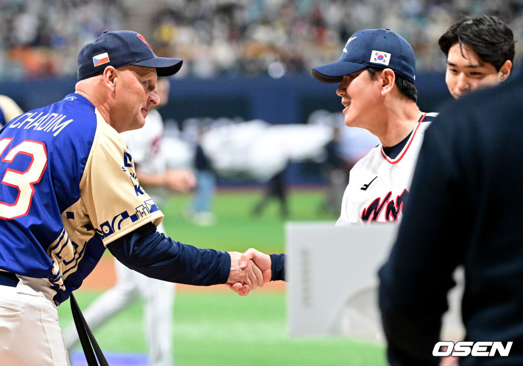 8일 서울 구로구 고척스카이돔에서 ‘2025 NAVER K-BASEBALL SERIES’ 대한민국 야구 대표팀과 체코 야구 대표팀의 경기가 열렸다.한국은 8일과 9일 2025 K-베이스볼 시리즈 체코 대표팀과의 2경기를 시작으로 15일과 16일 양일에 걸쳐 도쿄돔에서 일본 대표팀과 2경기를 치른다. 경기 전 체코 파벨 하딤 감독과 한국 류지현 감독이 악수를 나누고 있다. 2025.11.08 /cej@osen.co.kr