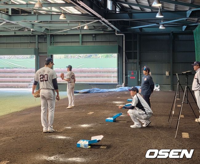 정재훈 투수코치가 김유성을 1대1 지도하고 있다 / backlight@osen.co.kr