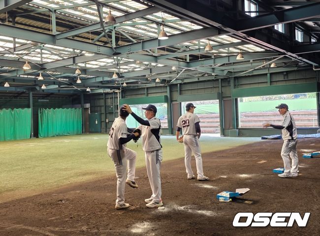 김원형 감독이 홍민규의 투구폼을 교정하고 있다 / backlight@osen.co.kr